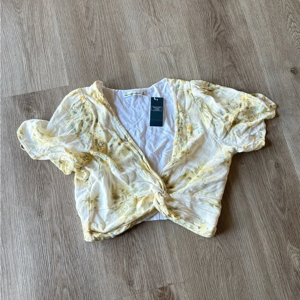 NWT Abercrombie & Fitch Knot-Front Flutter Sleeve Top - Picture 4 of 8